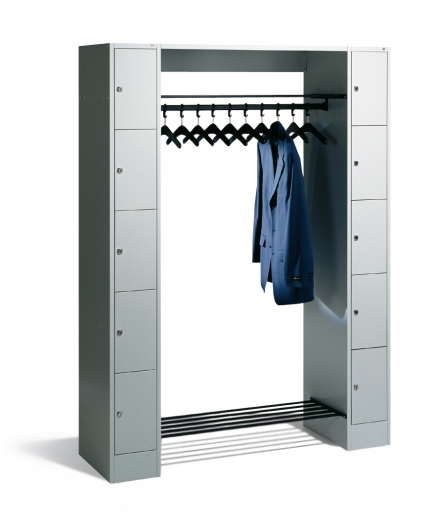 Garderobe mit Schließfachschränken Com1